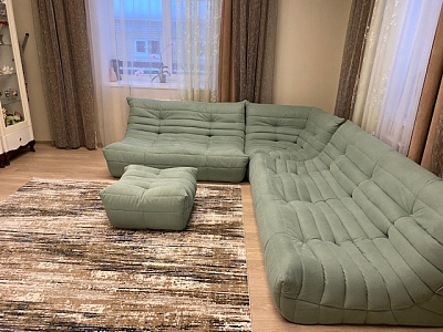 Фото бескаркасного дивана в современной гостиной. Отзыв покупателя с оценкой 5 из 5 звезд